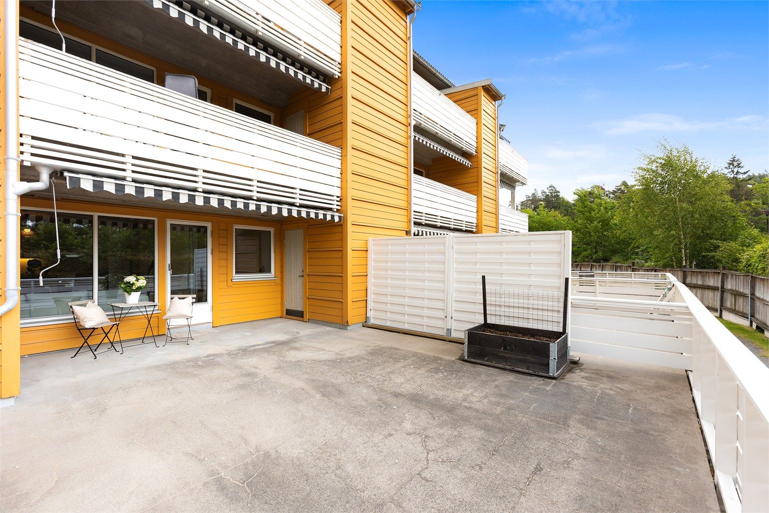 Sentral 2-roms eierleil. på bakkeplan m/stor terrasse & egen garasje - Fyring & v.v inkl. - 5 min gange til Sandvika sentrum!