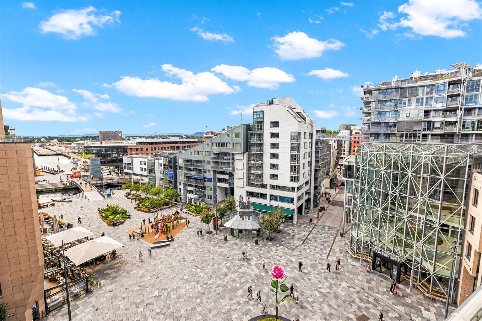 Bryggetorget er et levende knutepunkt med lekeplass og uteserveringer.