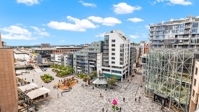 Bryggetorget er et levende knutepunkt med lekeplass og uteserveringer.