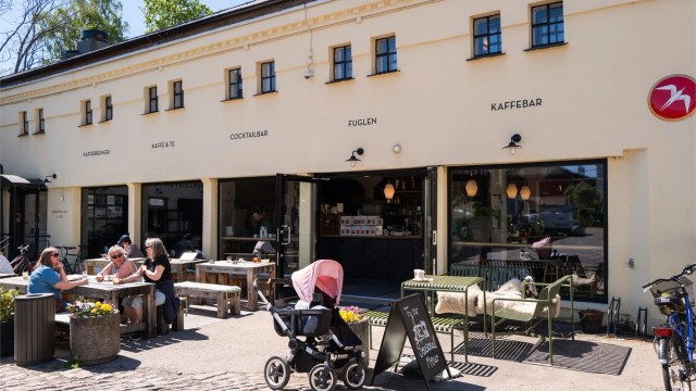 Fuglen Coffee Roasters ligger en liten spasertur bort, og har nydelig kaffe på dagtid og cocktailer kveldstid