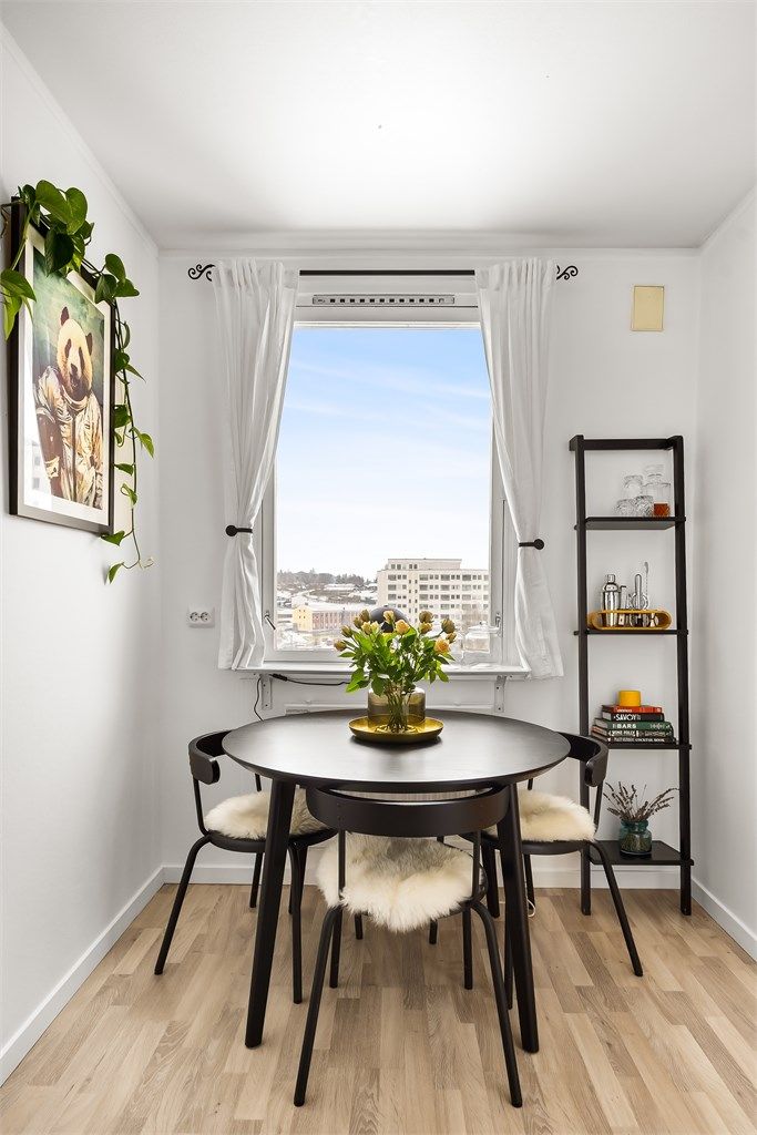 Spiseplassen på kjøkkenet er skjermet og uten innsyn.