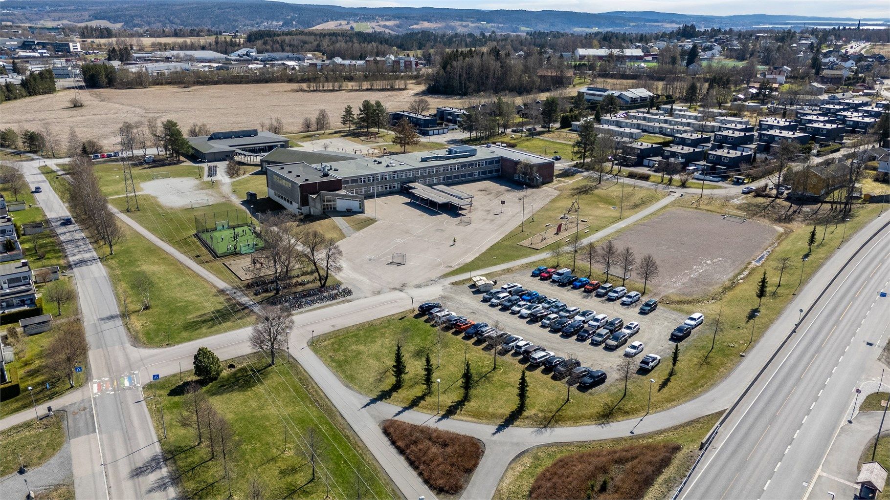 Åsenhagen skole ligger kun en kort spasertur unna, cirka 3 minutter fra boligen med trygg skolevei under en tunnel