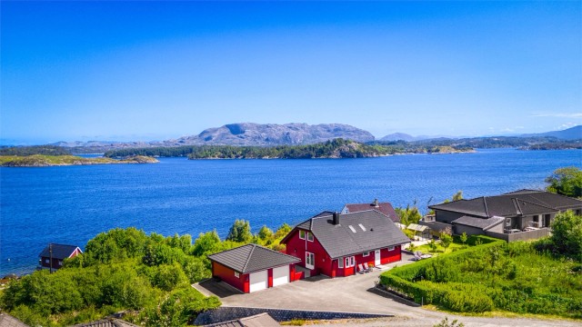 - Velkommen til Herdlesundet 38, en sjelden mulighet for en meget velholdt enebolig med sjøtomt og dobbel garasje, på idylliske Herdla -