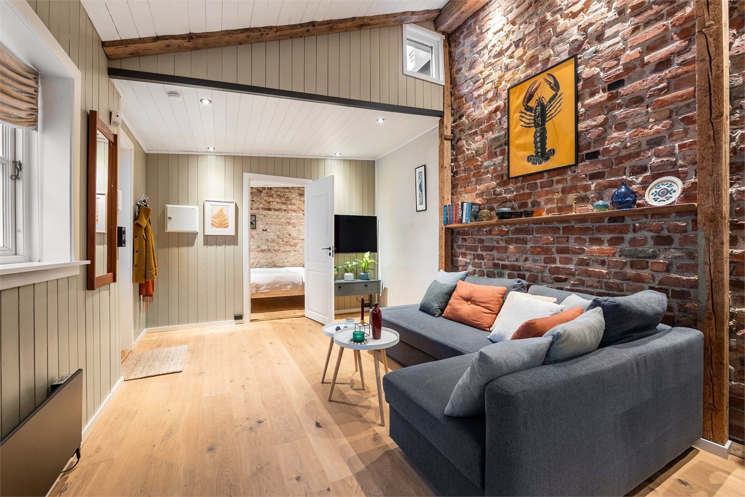 Leiligheten ble etablert og innredet i sin nåværende form i 2021, men har røtter helt tilbake til 1904 da bygget først ble oppført. 