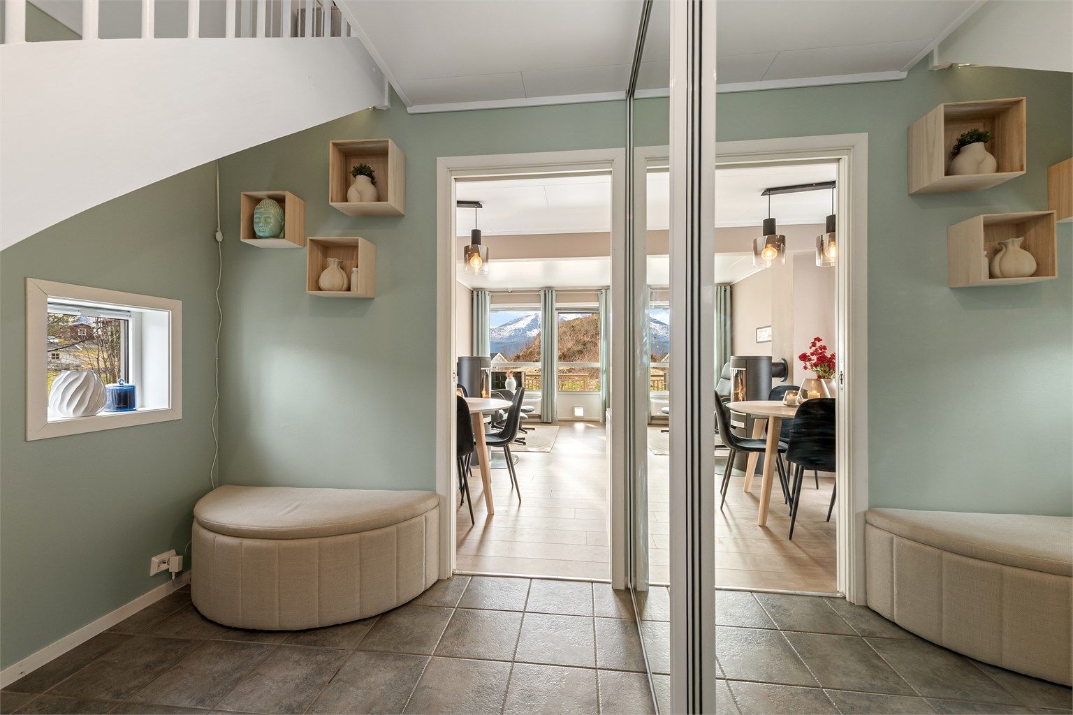 Fra gangen åpner boligen seg opp mot stuen, som gir et innbydende første inntrykk.