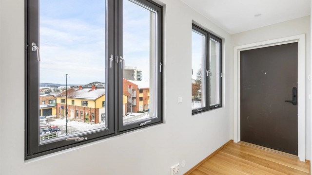Entreens vindusrekke byr på flott utsikt til Mossesundet og Jeløy. Glipe mellom to parkettbord innenfor døren anbefales utbedret.