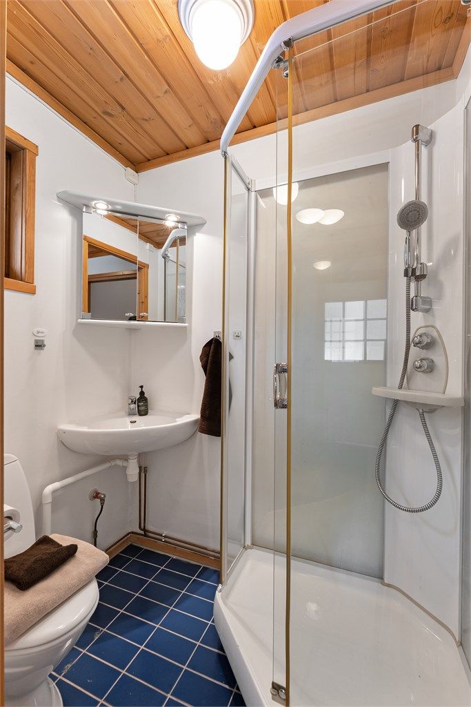 Baderom praktisk plassert ved entréen