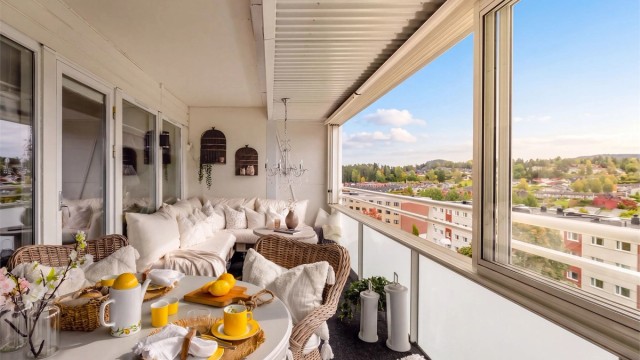 Fra stuen er det utgang til en innglasset balkong som er en naturlig forlengelse av oppholdsrommet. Foto: Studio Solberg