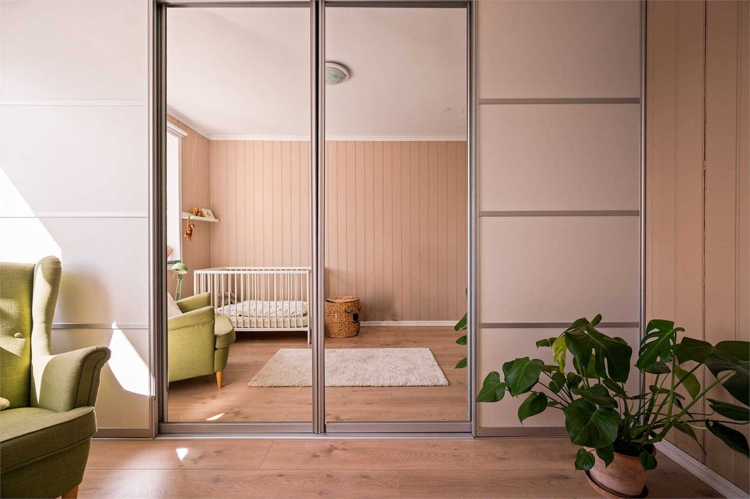 Her er det stor garderobe med masse oppbevaringsplass. Det er også en integrert garderobe i veggen til høyre med ekstra plass