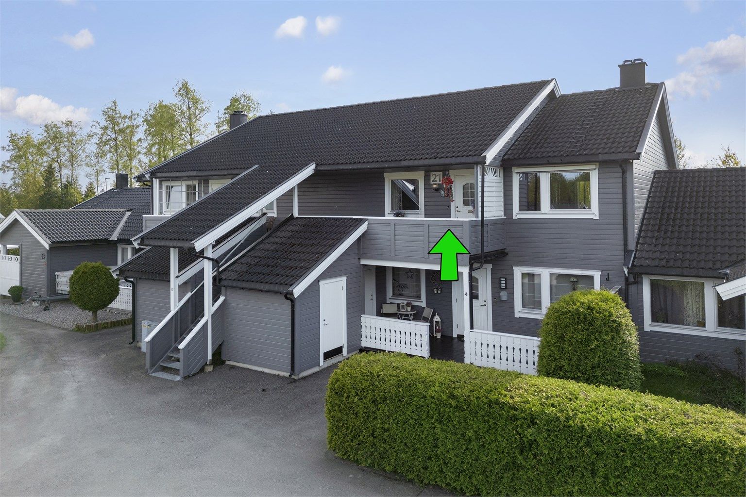 Stor fin leilighet i 2.etg.  - To store verandaer - En på hver side