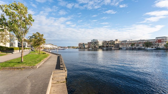Næromgivelsene som byr på turmuligheter, strender og badeplasser m.m.