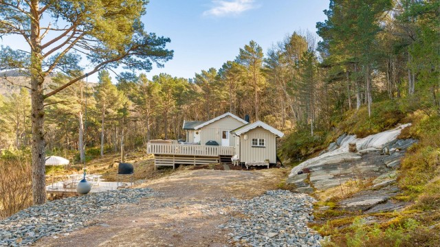 Dagligvarehandel finner du på Coop Marked Vallersund og Coop Prix Lysøysund. For et bredere utvalg av butikker og tjenester kan du ta turen til Bjugn sentrum eller Brekstad, hvor du blant annet finner kjøpesenter, apotek og Vinmonopol.