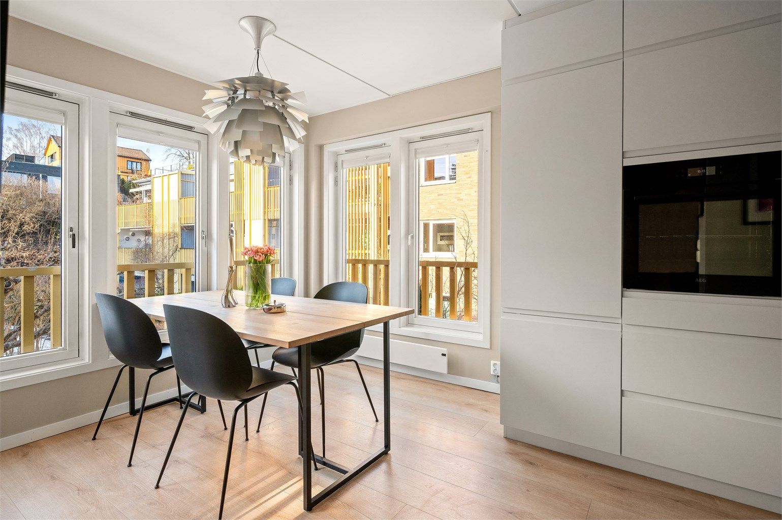 Kjøkkenet er utstyrt med integrerte hvitevarer, inkludert stekeovn i praktisk arbeidshøyde.