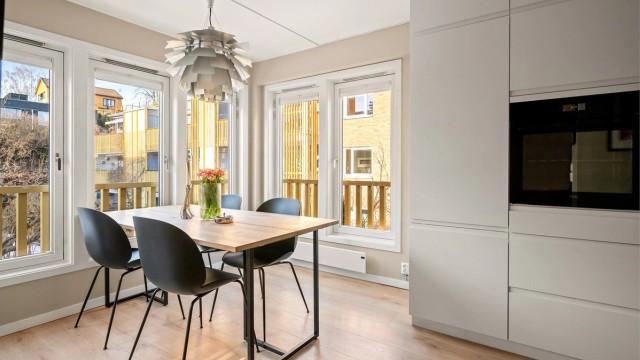 Kjøkkenet er utstyrt med integrerte hvitevarer, inkludert stekeovn i praktisk arbeidshøyde.