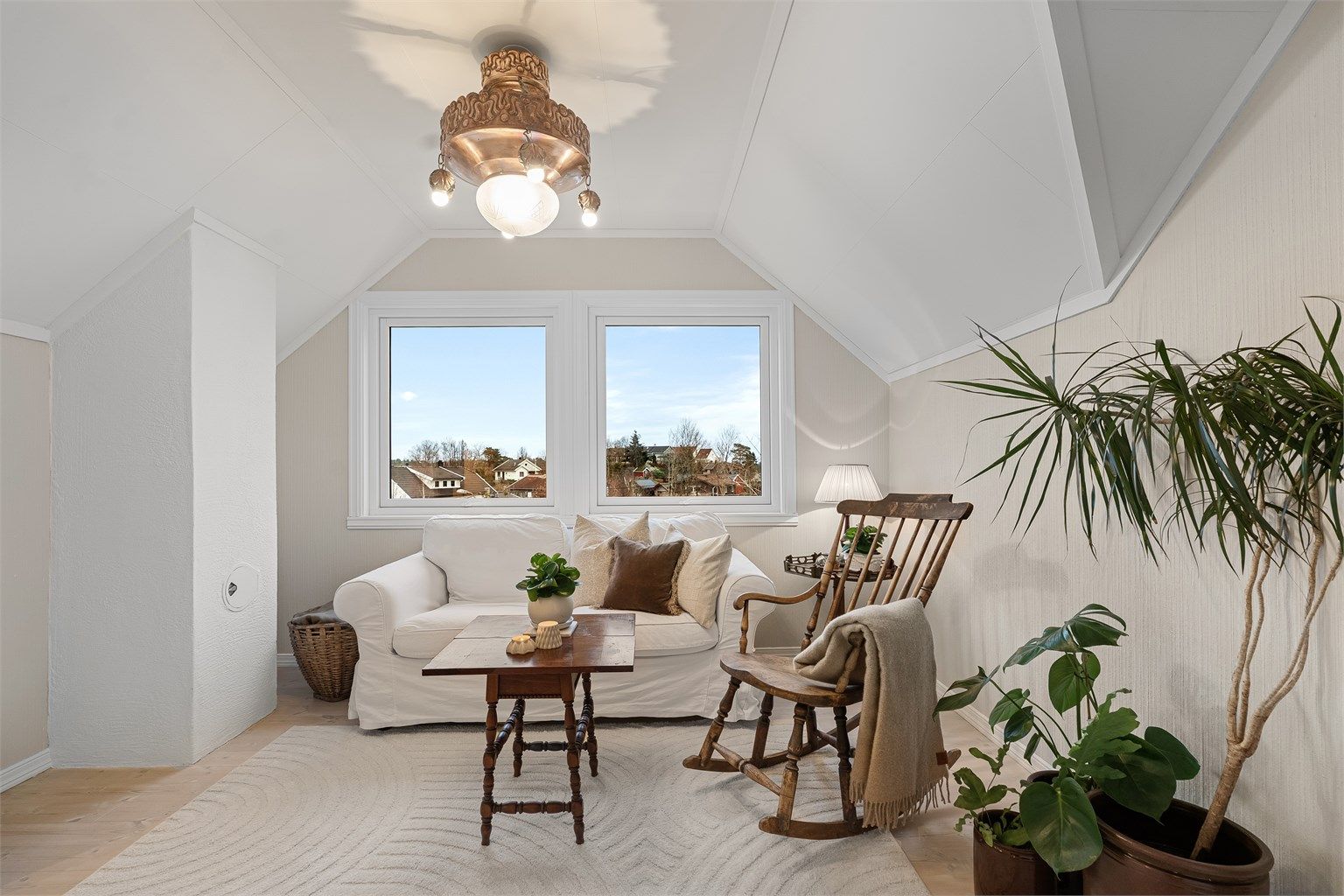 Koselig loftsstue som passer ypperlig som leke- og/eller bokhjørne. 