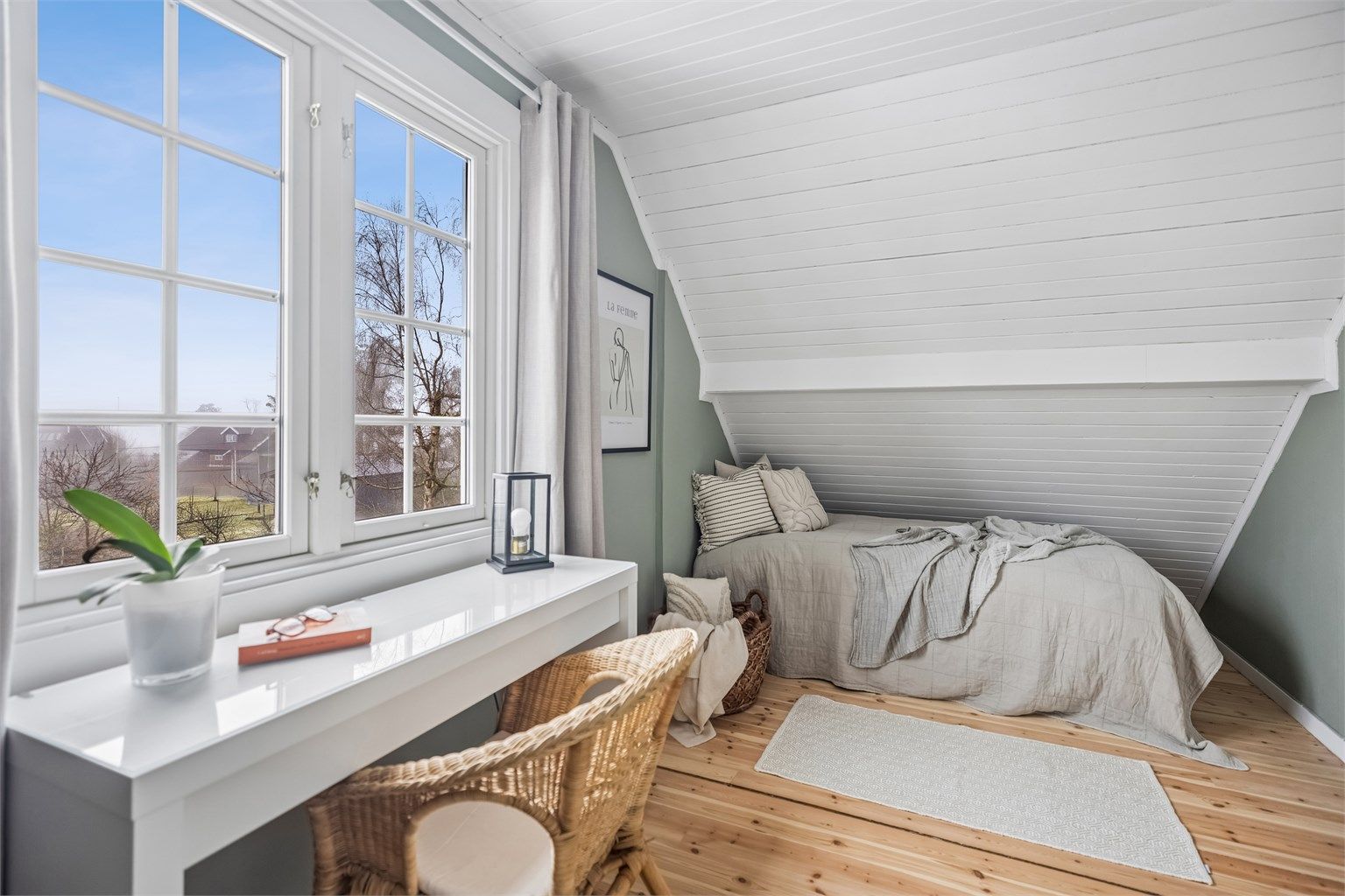Soverom nr. 2 er også av god størrelse med skyvedørsgarderobe og plassbygde skap over denne.