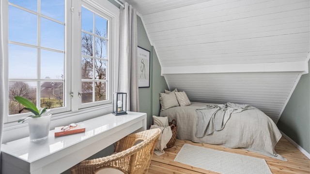 Soverom nr. 2 er også av god størrelse med skyvedørsgarderobe og plassbygde skap over denne.