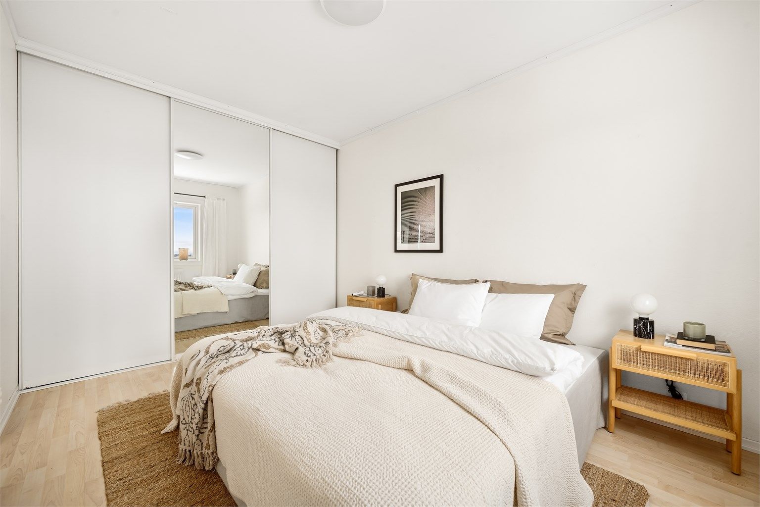 Rommet er romslig og har en stor Elfa skyvedørsgarderobe med god oppbevaringsplass.