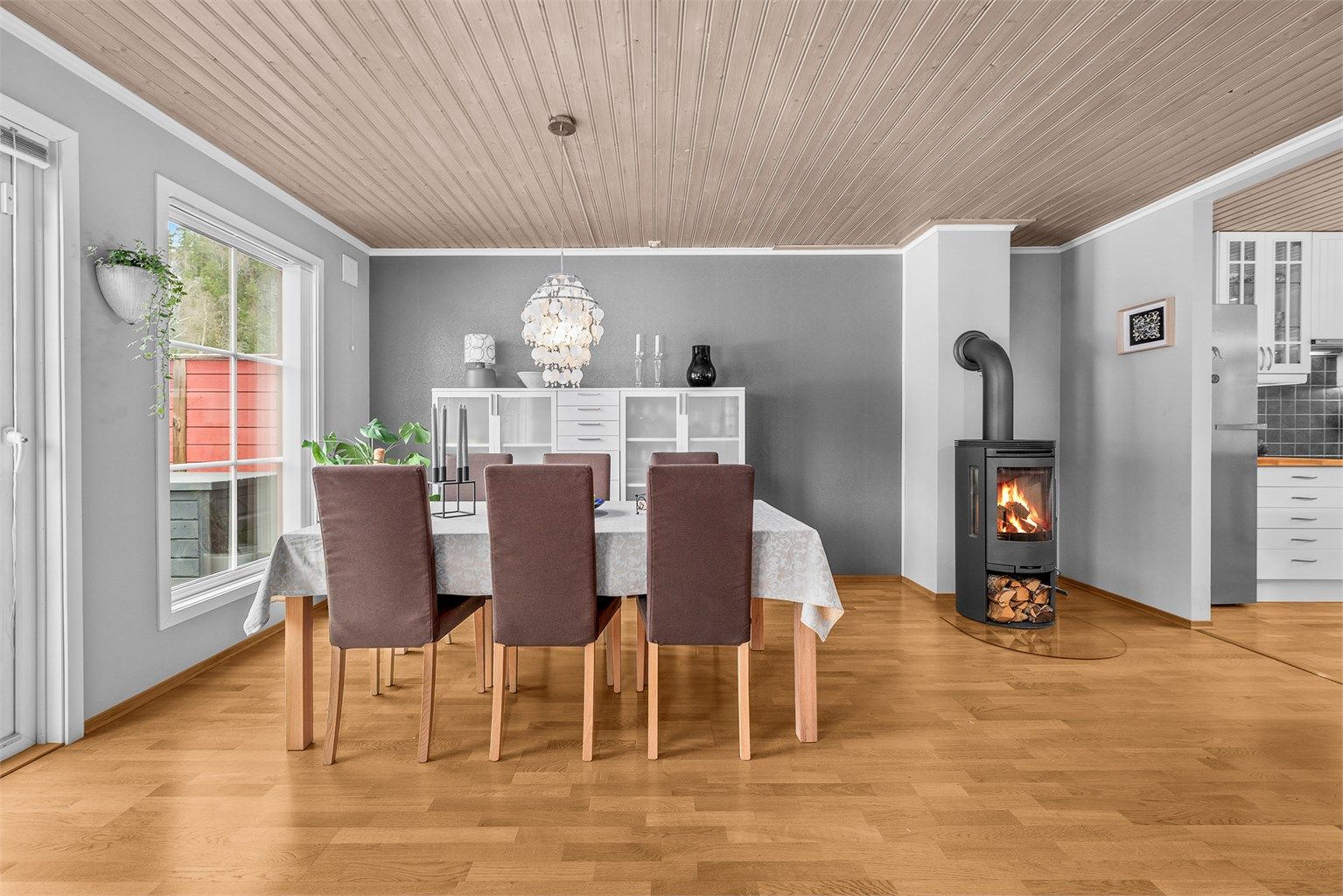 Stuen har god plass til både en romslig spisegruppe og en separat sofakrok.