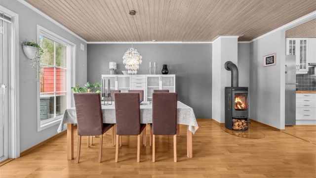 Stuen har god plass til både en romslig spisegruppe og en separat sofakrok.