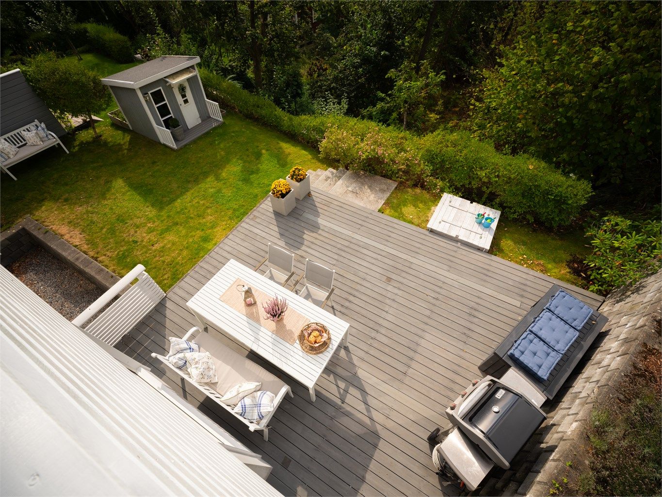 Utearealene er pent opparbeidet og det medfølger både garasje og biloppstillingsplass.