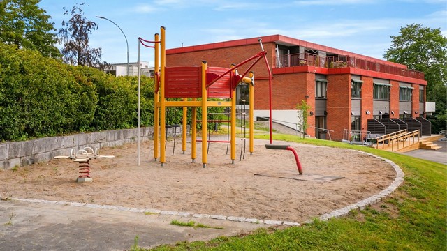 Fine fellesområder med blant annet lekeplass rett utenfor.