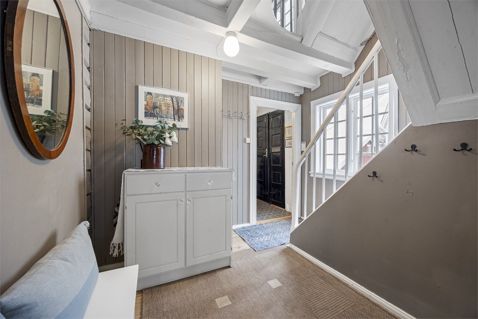 Boligens entre ønsker velkommen inn i en bolig med sjel og karakter. 