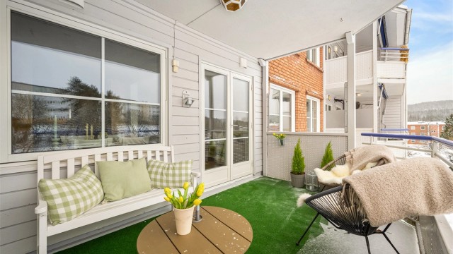 Uteplassen er utstyrt med både utvendig belysning og strømuttak.