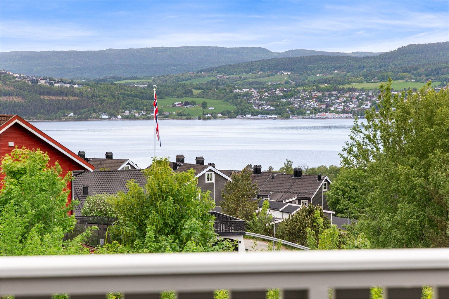 Nydelig fjordutsikt fra terrasse utenfor stuen i 1.etg 