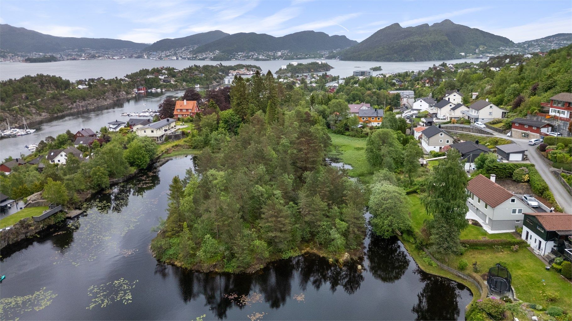 Boligen er i et etablert og fint nabolag med kort vei til skoler, barnehager og dagligvarebutikker som Kiwi og Bunnpris i Florvåg. Foto: XBolig
