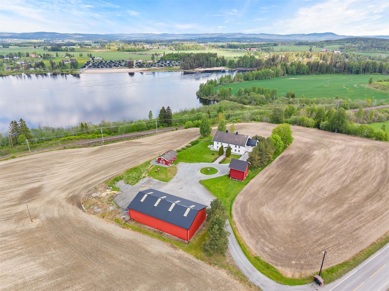 Eiendommen strekker seg over et stort areal med både dyrket mark og skog.
Foto: Anders Botnmark.