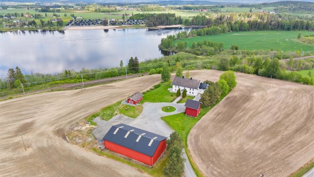Eiendommen strekker seg over et stort areal med både dyrket mark og skog.
Foto: Anders Botnmark.