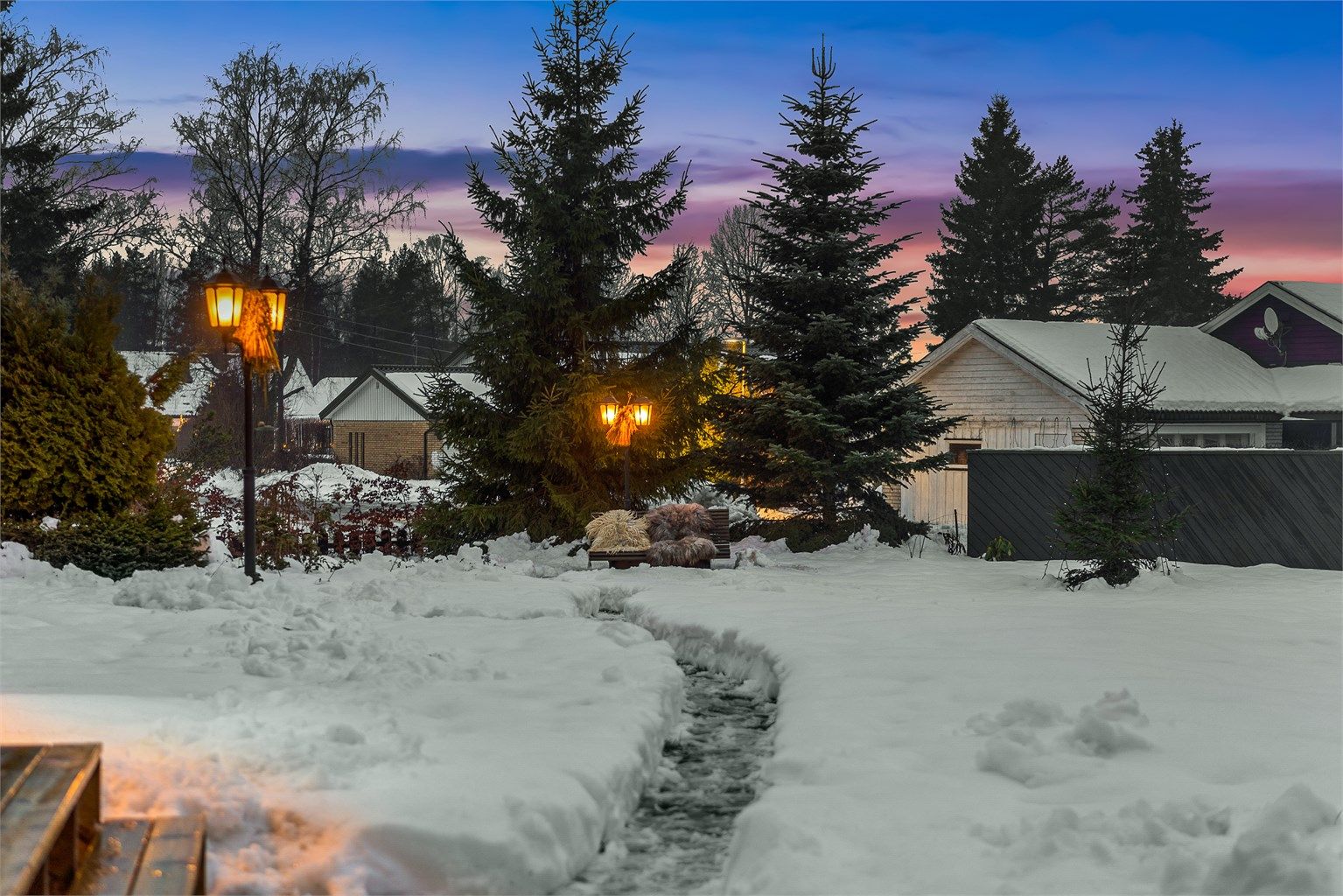 Eiendommen er på ca. 1,5 mål og har flere hyggelige soner med sittegrupper, benker, lekestuer m.m.