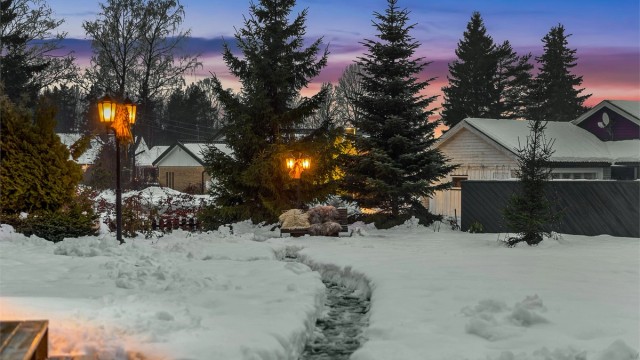 Eiendommen er på ca. 1,5 mål og har flere hyggelige soner med sittegrupper, benker, lekestuer m.m.