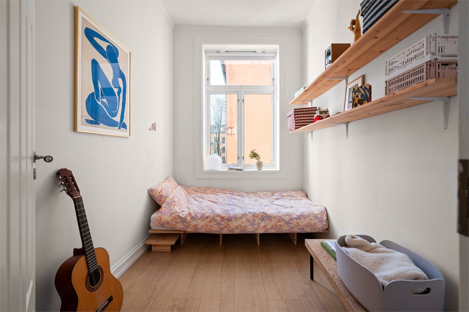 Det andre soverommet har plass til seng og smarte oppbevaringsløsninger.