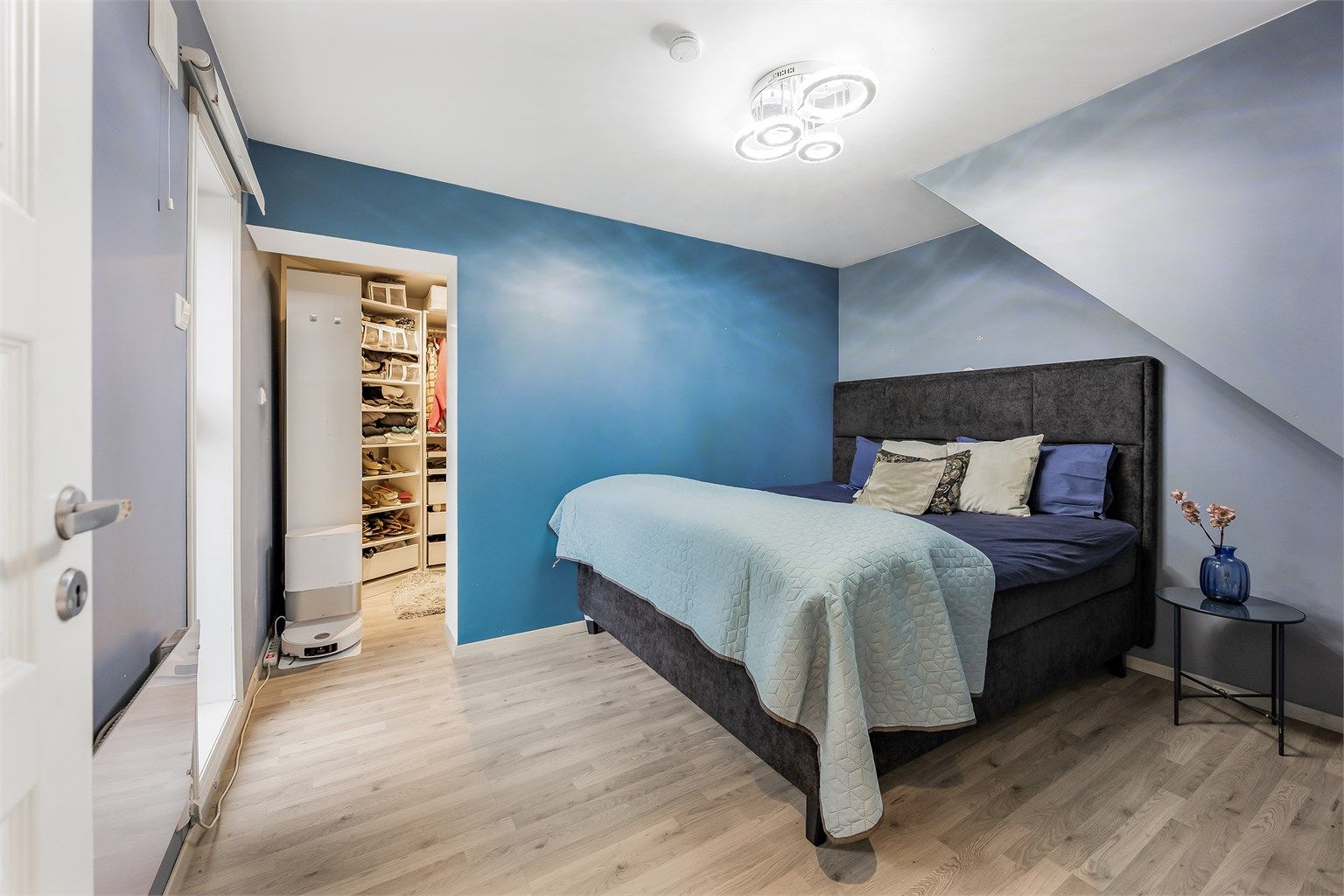 innredet rom i første etasje med tilknytning til en praktisk, innvendig bod. Rommet er ikke godkjent som soverom. Viser til punkt om ferdigattest