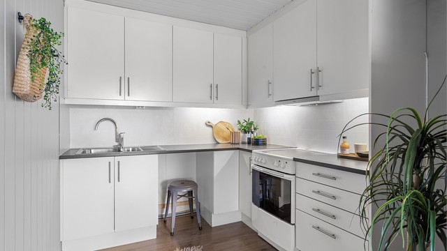 Kjøkken med innredning fra Norema med glatte fronter og benkeplate med laminert overflate og nedfelt kjøkkenvask