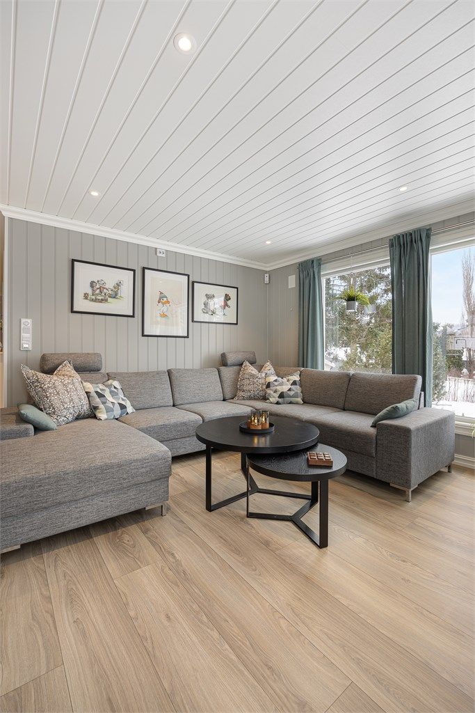 Store stuevinduer gir godt med lys, og de er utstyrt med motoriserte screens for solskjerming.