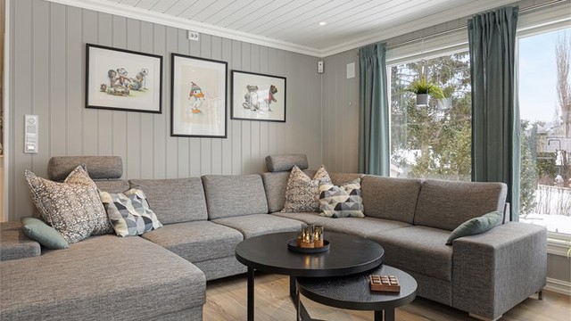 Store stuevinduer gir godt med lys, og de er utstyrt med motoriserte screens for solskjerming.