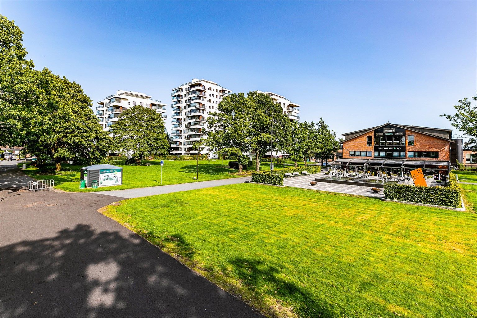 I årets varme måneder er det grønt og fint i Rosenvinge Park. Nabolagsrestaurant er kun en kort rusletur unna leiligheten.