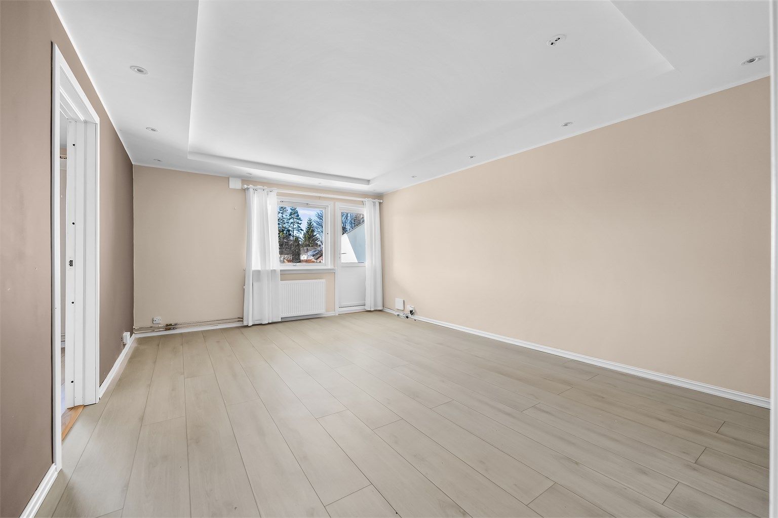 Stuen fremstår pen med downlightskasse i himling.