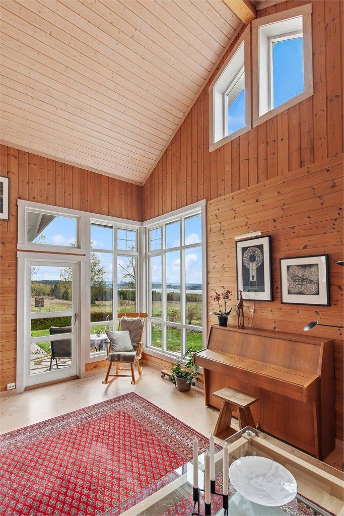 Den generøse takhøyden skaper en god og luftig romfølelse.