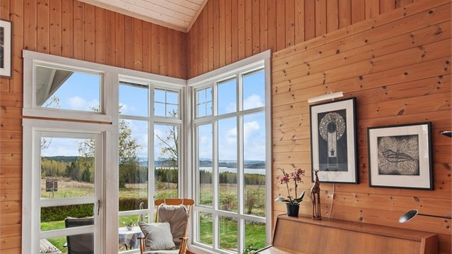 Den generøse takhøyden skaper en god og luftig romfølelse.