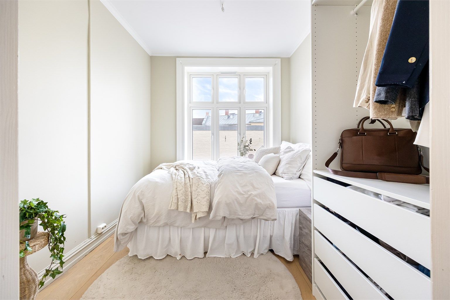 Leilighetens soverom er av god størrelse og har god plass til dobbeltseng, nattbord, kontorplass og skap.