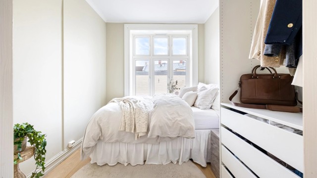 Leilighetens soverom er av god størrelse og har god plass til dobbeltseng, nattbord, kontorplass og skap.