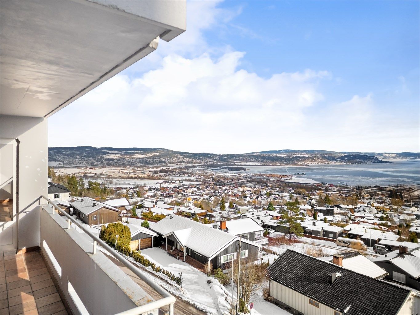 Overbygd balkong med fantastisk og vidstrakt utsikt over Lier dalene og Drammensfjorden