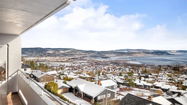 Overbygd balkong med fantastisk og vidstrakt utsikt over Lier dalene og Drammensfjorden