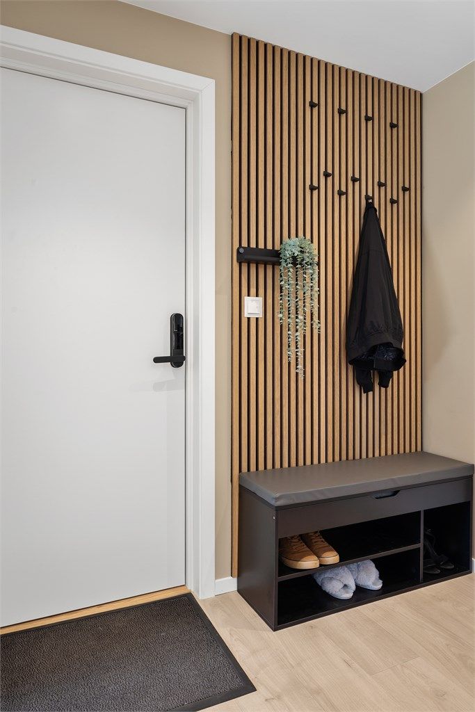 Entré med plass til å henge fra seg