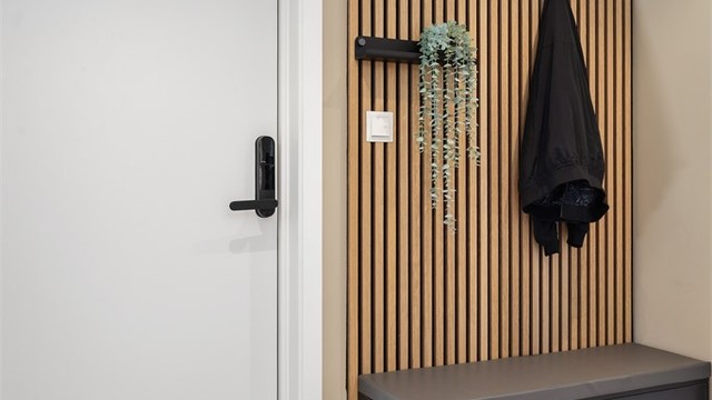 Entré med plass til å henge fra seg