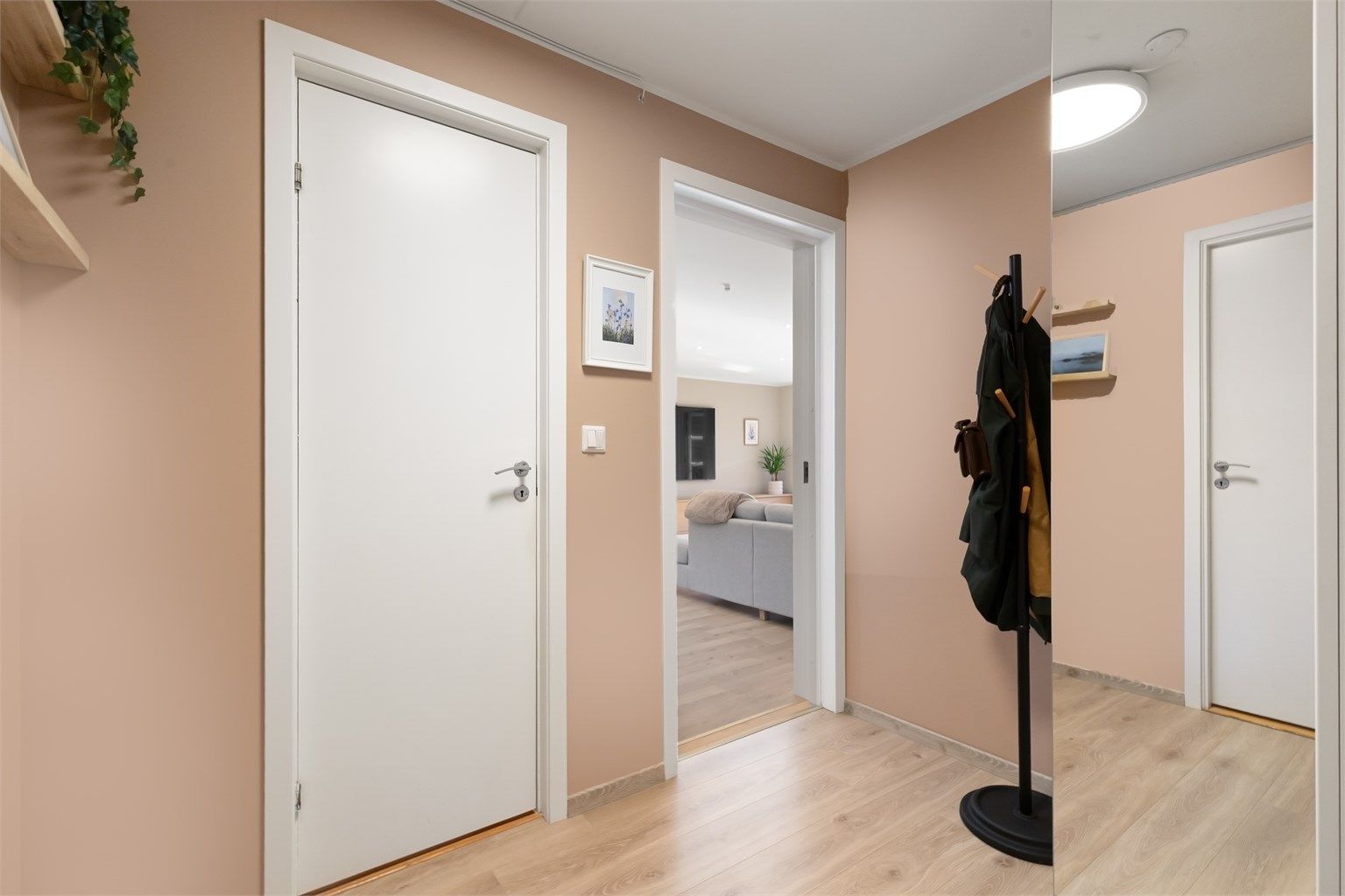 Innbydende entré med plass for yttertøy og sko